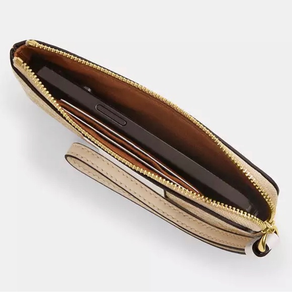 Corner Zip Wristlet In Signature Canvas With Nostalgic Daisy Print-NWT- Gorgeous - Picture 5 of 5